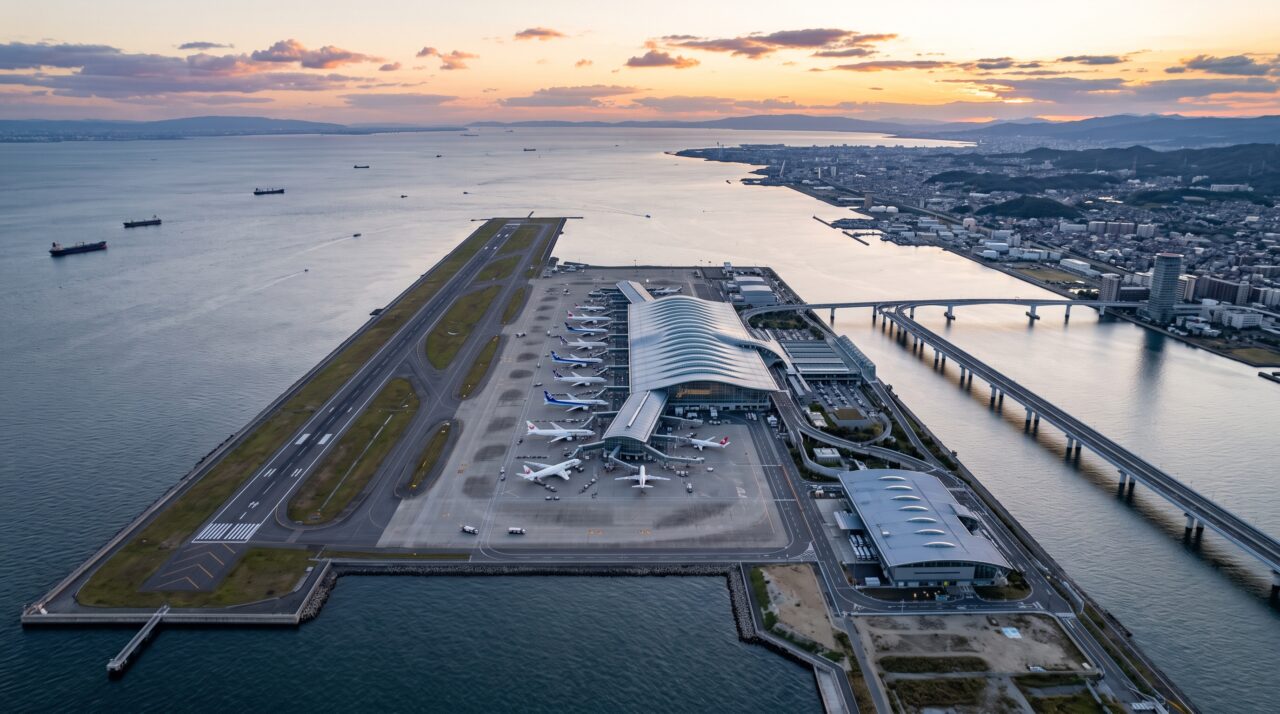 Construído sobre uma ilha artificial que está afundando lentamente no oceano, este aeroporto bilionário exige ajustes diários de engenharia para não ser engolido pelo mar