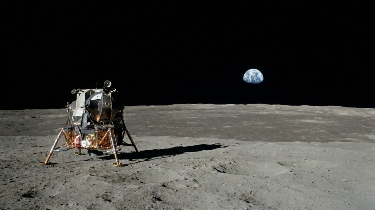 Neil Armstrong: "Um pequeno passo para um homem, um salto gigantesco para a humanidade."