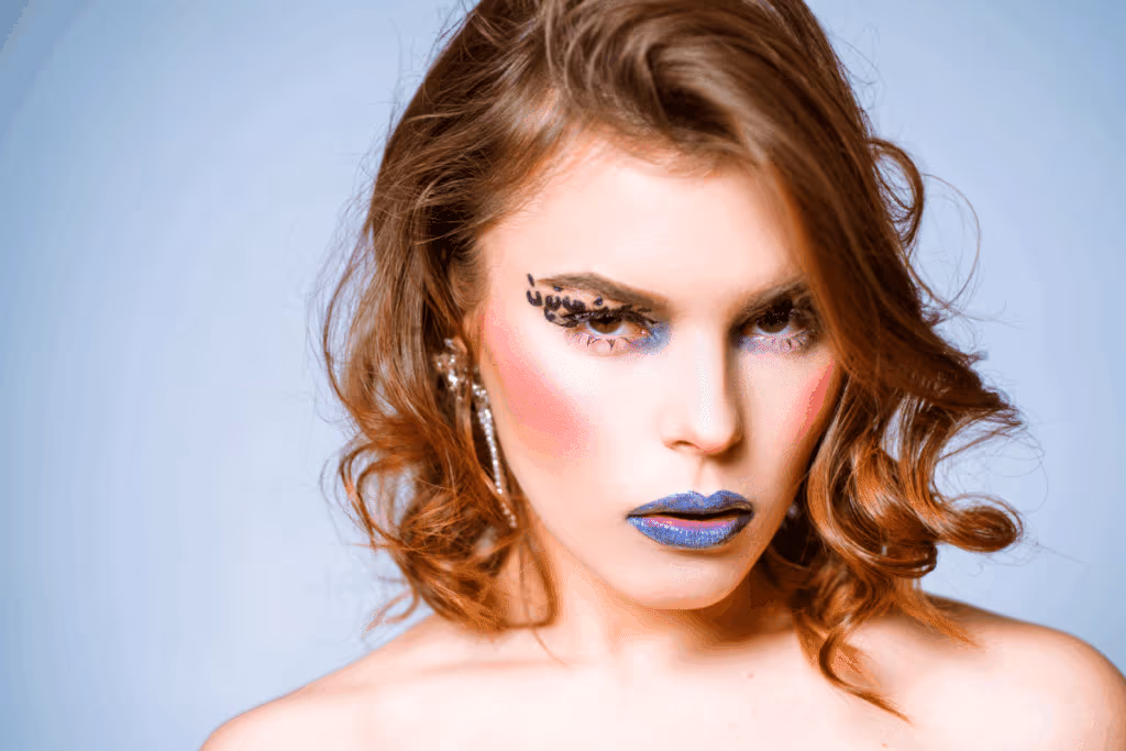 Do delineado ao brilho: 5 passos para uma maquiagem glam rock