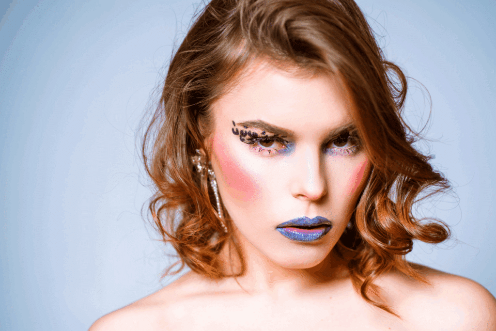 Do delineado ao brilho: 5 passos para uma maquiagem glam rock
