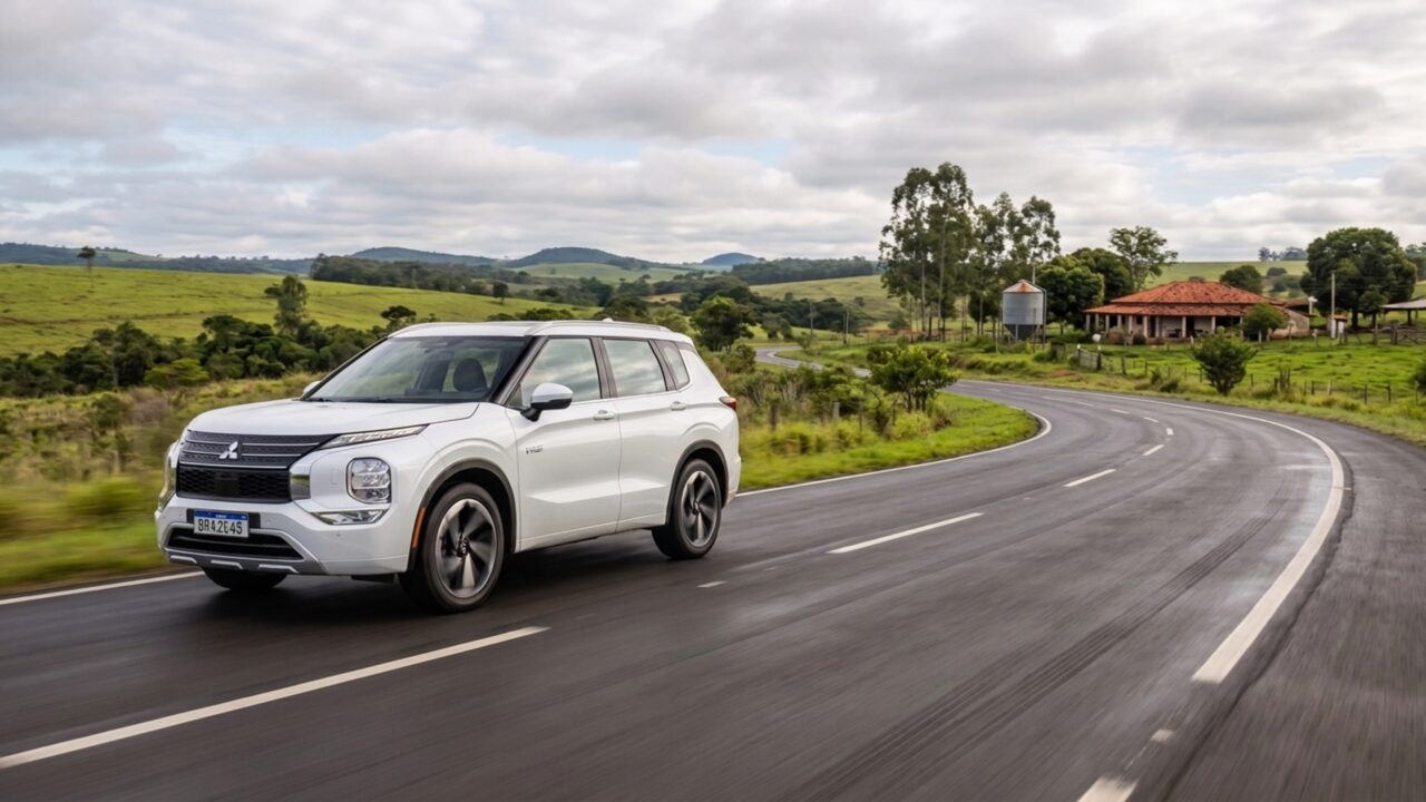 Com a cabine reorganizada este SUV híbrido de sete lugares libera até 1.448 litros para bagagens e objetos maiores