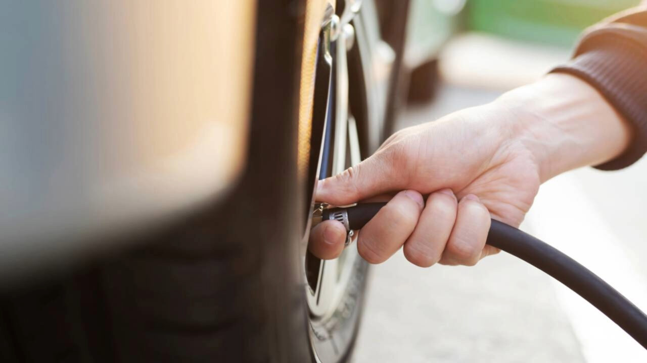Motoristas agora vão pagar para calibrar o pneu em posto de gasolina