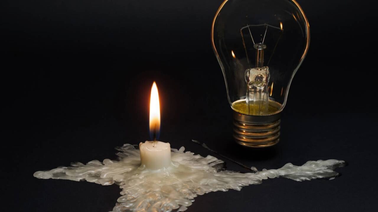 Mulher vai ser indenizada em R$ 10 mil por ter energia cortada pela falta de pagamento