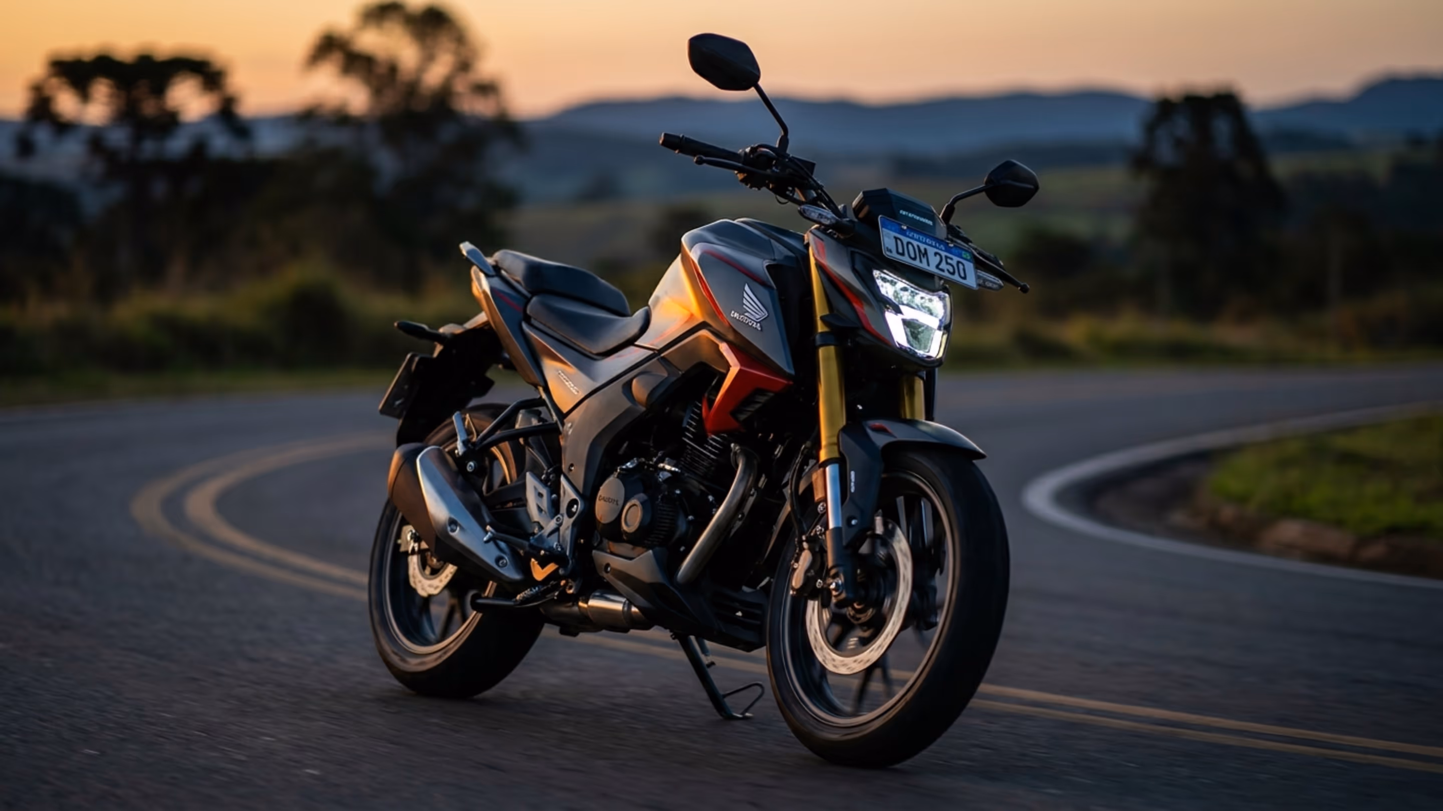 Câmbio de seis marchas e 27 cv fazem esta moto de R$ 23.400 encarar cidade e estrada