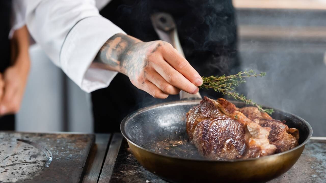 Nem óleo, nem banha de porco essa é a melhor gordura para colocar na frigideira e selar o bife do almoço, segundo açougueiros
