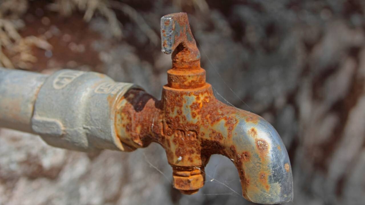 Nem vinagre nem bicarbonato: o método mais eficaz para eliminar manchas e remover ferrugem de torneiras e vaso sanitário