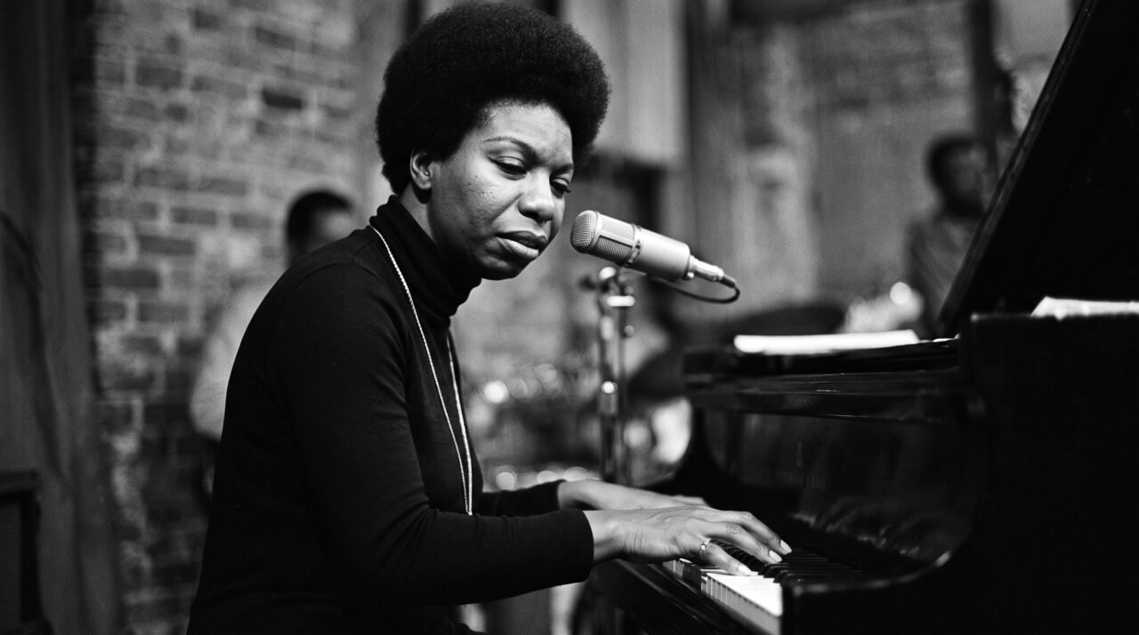 A reflexão de Nina Simone, lendária cantora e ativista, sobre o que significa viver plenamente: “Eu lhe direi o que a verdadeira liberdade significa para mim: não ter medo”