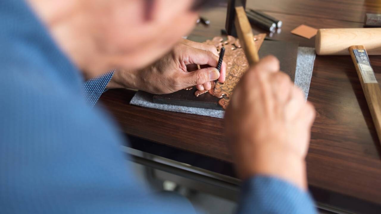 No Japão não se usa pregos modernos para reparar templos centenários. Em vez disso, mestres artesãos confiam em uma técnica antiga de marcenaria