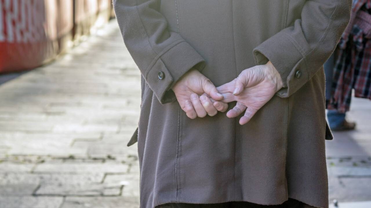 O que significa quando uma pessoas costuma caminhar com as mãos atrás das costas, segundo a psicologia