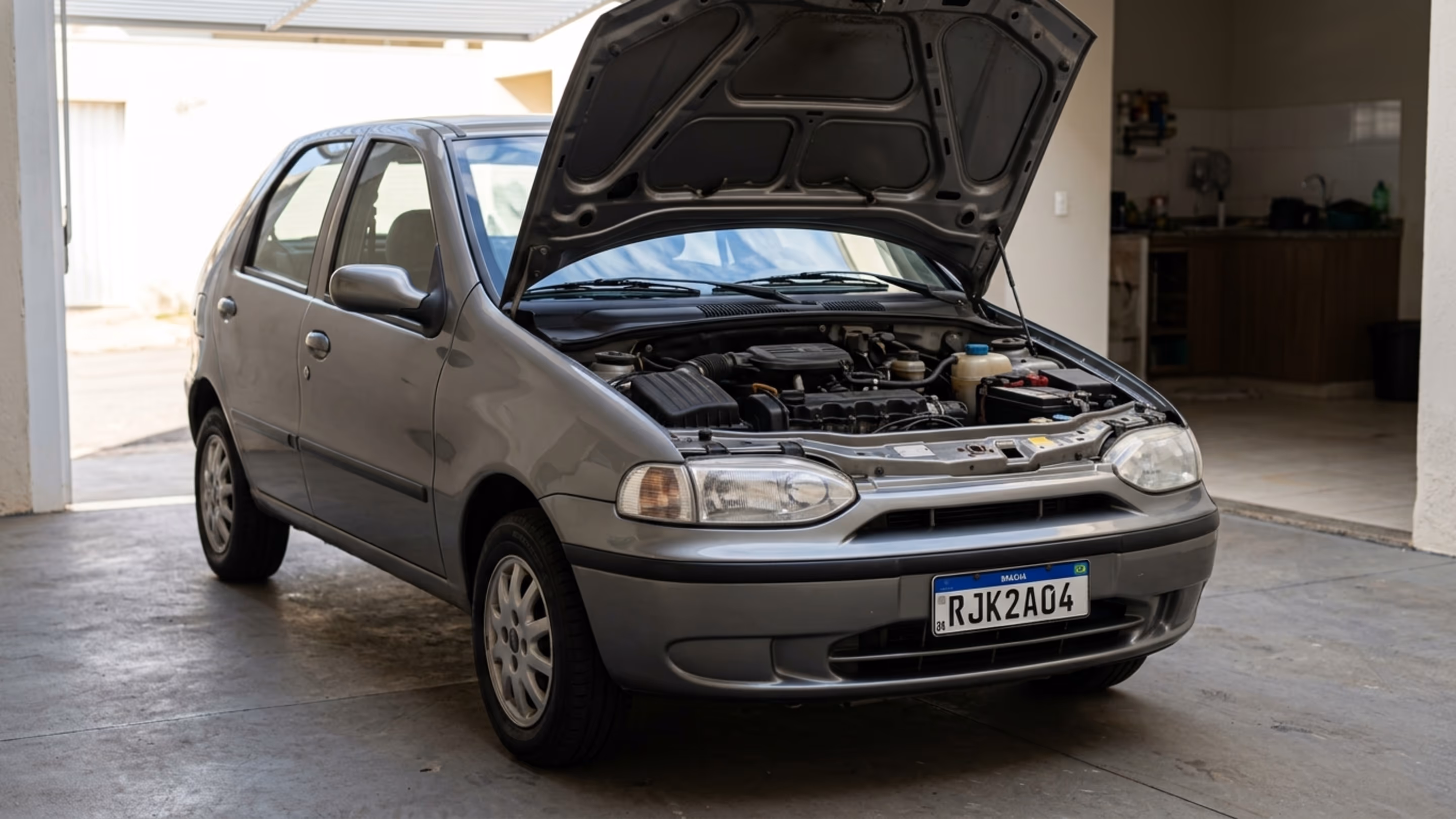 Proprietários de carros antigos recebem alerta sobre 8 peças que podem quebrar sem aviso após anos de uso