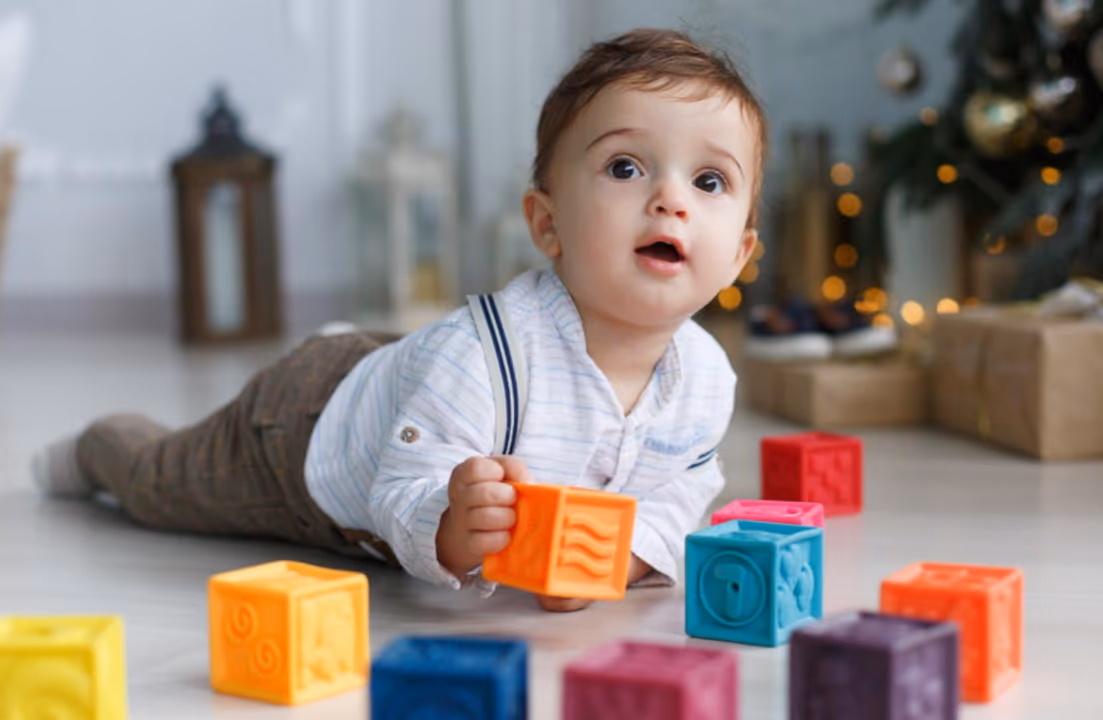 Variedade de brinquedos em casa potencializa comunicação infantil