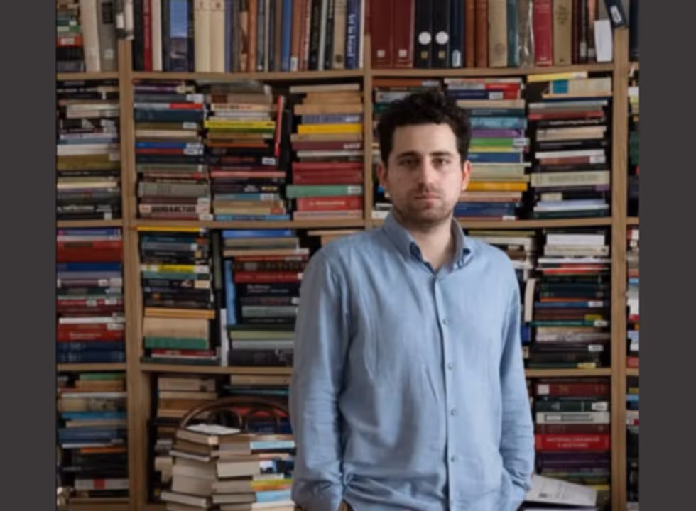Em NY, um tradutor judeu é despejado por ter livros demais