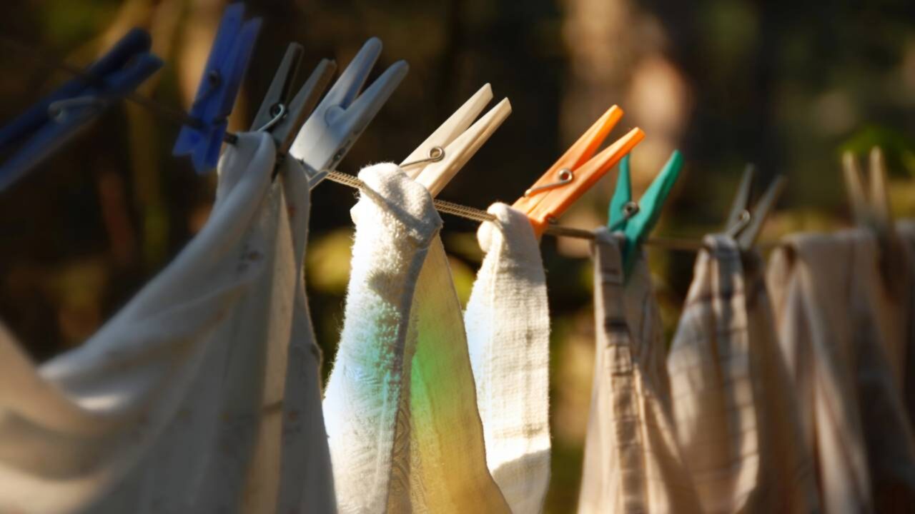 Poucos sabem o que são os 2 furos no pregador de roupas e como usá-los corretamente