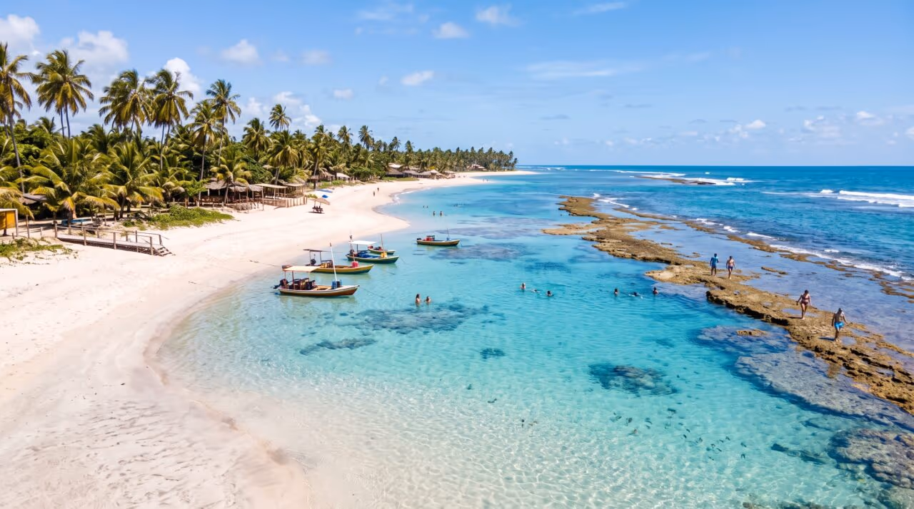 Cidade que mais conquista novos moradores no litoral nordestino, graças à sua qualidade de vida e praias tranquilas protegidas por imensas barreiras de corais