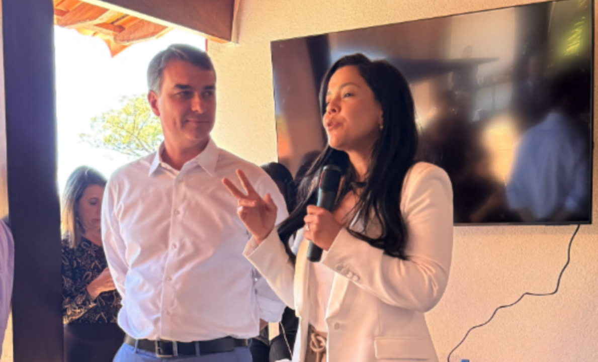 Líder do PL no Ceará critica demora de Priscila Costa em disputa entre Michelle e Flávio
