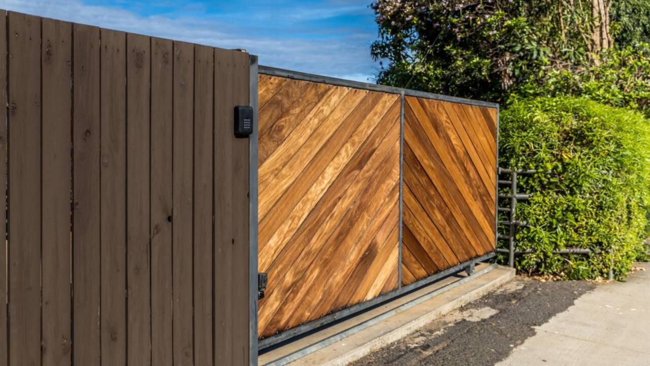 Quem instalou grade ou muro alto na frente de casa deve conhecer a norma que pode obrigar a demolição e gerar multa
