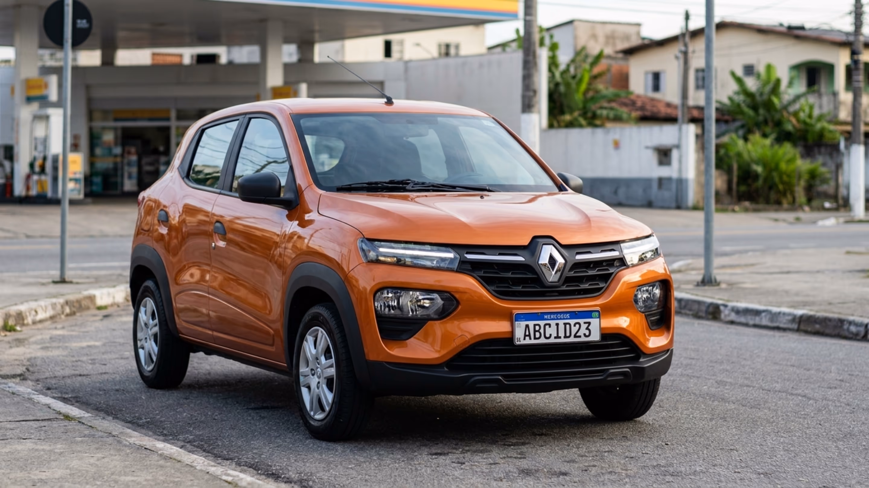 Carro compacto da Renault faz mais de 14 km/l na cidade e ainda briga entre os 0 km mais baratos