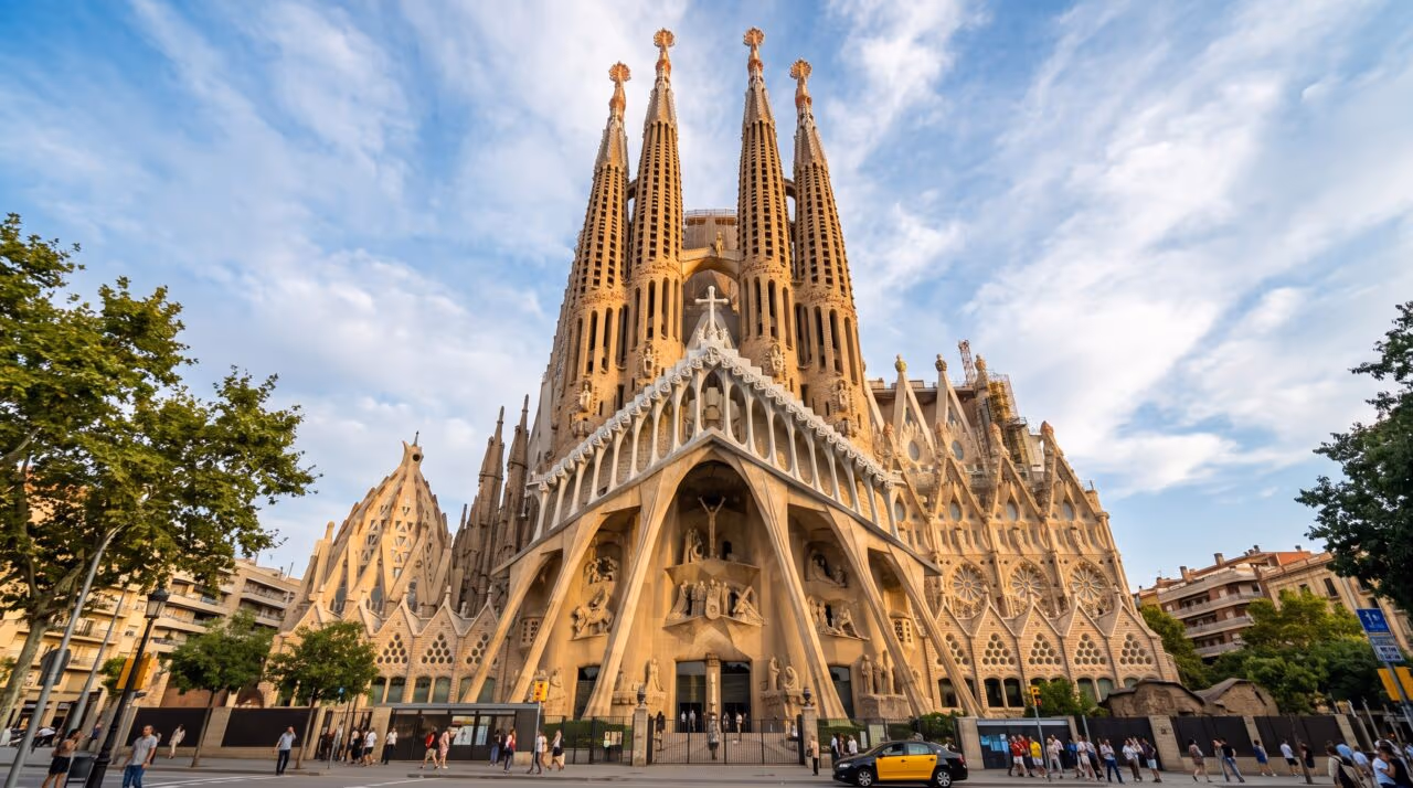 Em construção contínua há mais de 140 anos, a gigantesca obra-prima inacabada que desafia o tempo é financiada exclusivamente por doações, sem usar um único centavo de dinheiro público