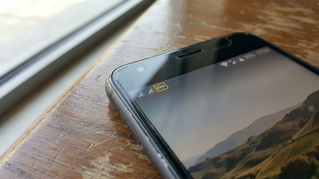 Celular mostrando H+: saiba o significado do símbolo e para que ele serve