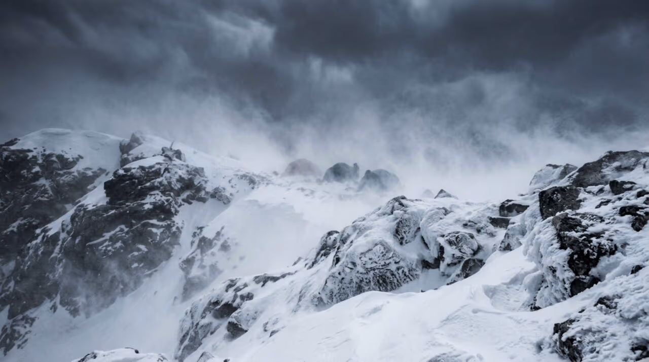 O homem que foi deixado para trás duas vezes durante a nevasca mais mortal do Everest