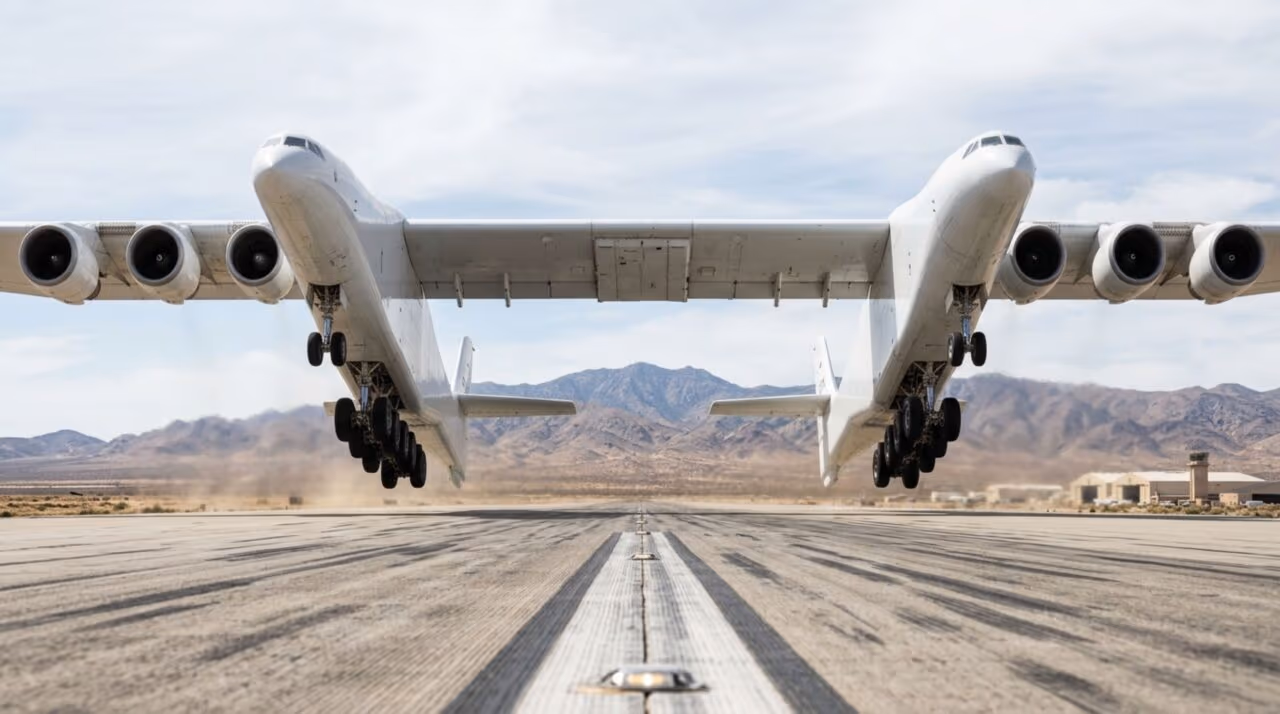 O maior avião em atividade tem duas fuselagens, seis motores de Boeing 747 e uma asa de impressionantes 117 metros