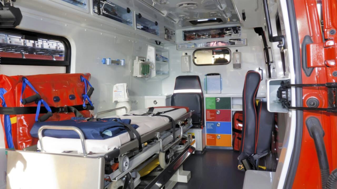 Técnica de emergência médica de ambulância processa após ser demitida por desativar câmeras que filmavam pacientes sem consentimento
