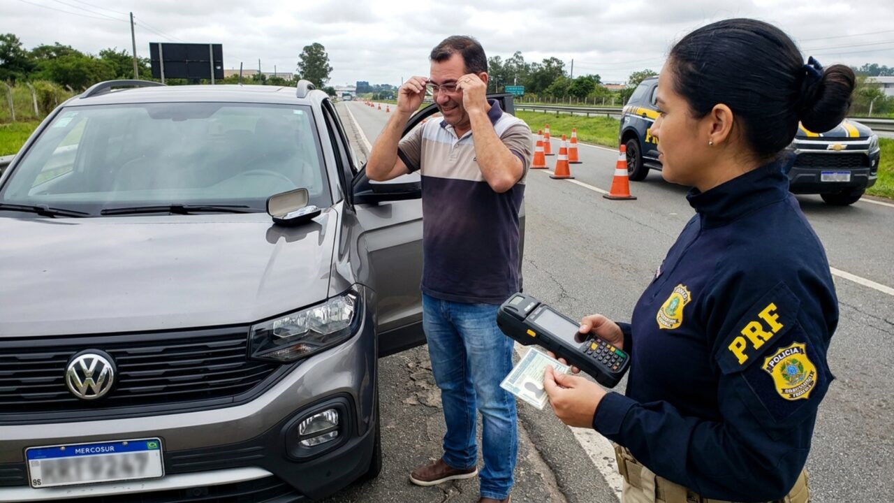 Motorista dirigiu durante anos usando óculos, saiu de casa sem eles em uma viagem curta e descobriu que uma pequena letra na CNH poderia mudar toda a fiscalização