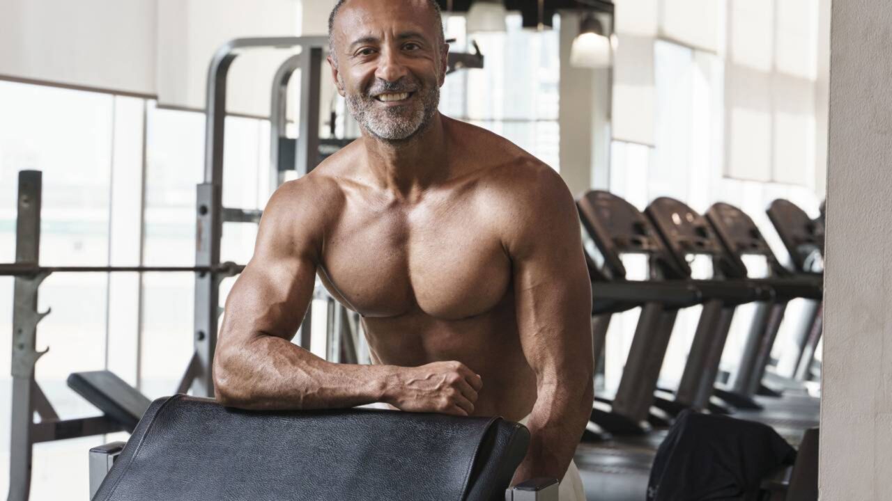 Três treinadores concordam A partir dos 60 anos, força e massa muscular melhoram se você subir e descer escadas todos os dias