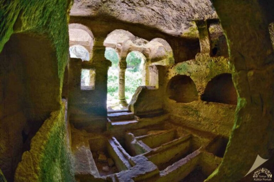Túmulo escavado na rocha da era romana é descoberto durante escavações em obras municipais