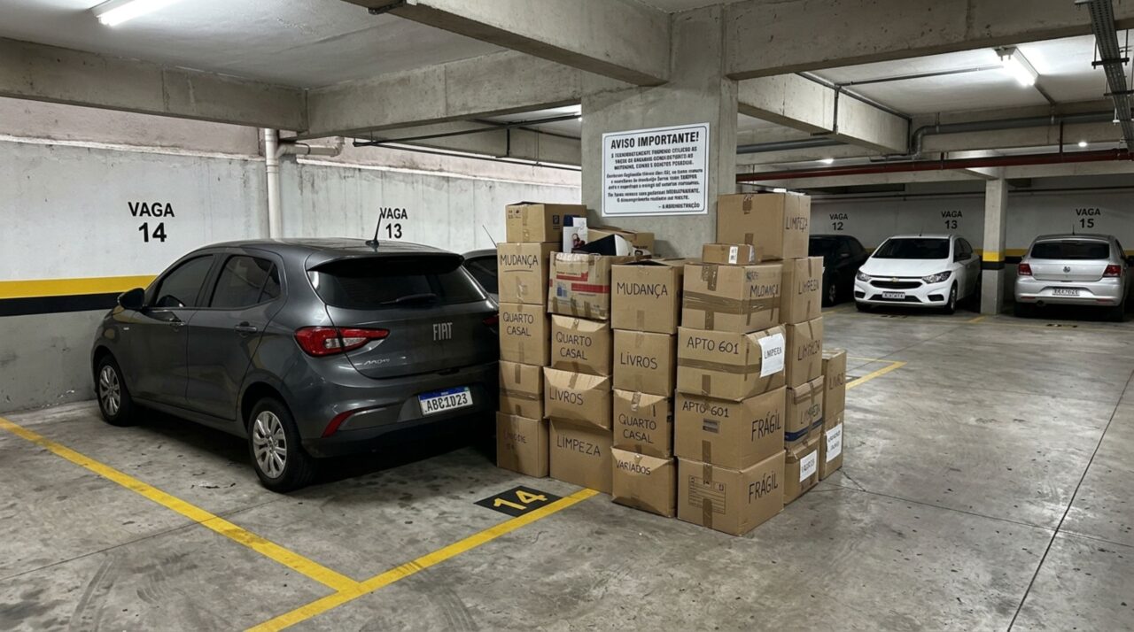 Condomínios alertam moradores que usam vaga de garagem como depósito e podem receber multa condominial