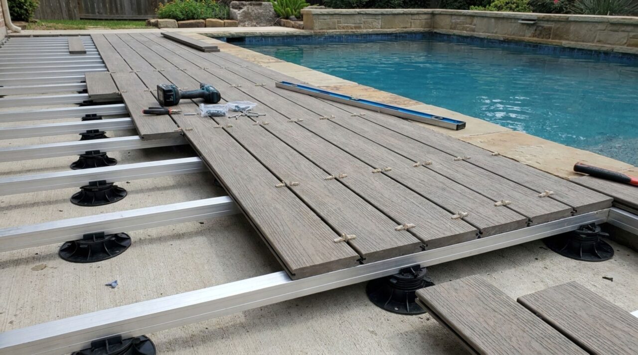 Adeus deck de madeira perto da piscina: material mais resistente ao apodrecimento e reduz o risco de farpas vira tendência em 2026