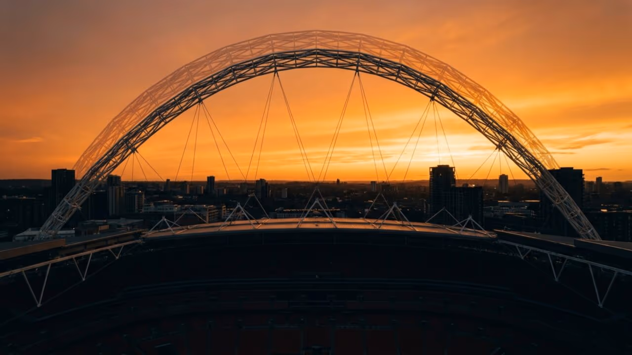 Estádio para 90 mil pessoas sustenta o teto com arco de 315 metros que pode ser visto de diferentes pontos de uma das maiores cidades da Europa