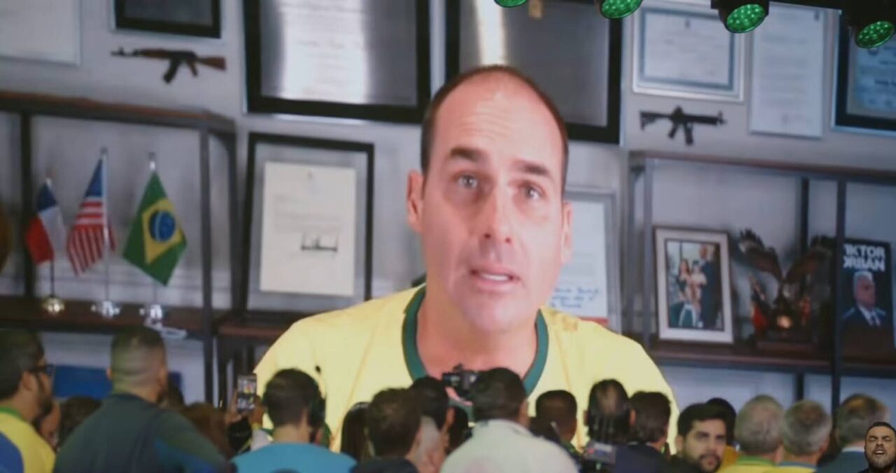 Eduardo compara Flávio a Milei: “Colocou uma mira na cabeça dele”