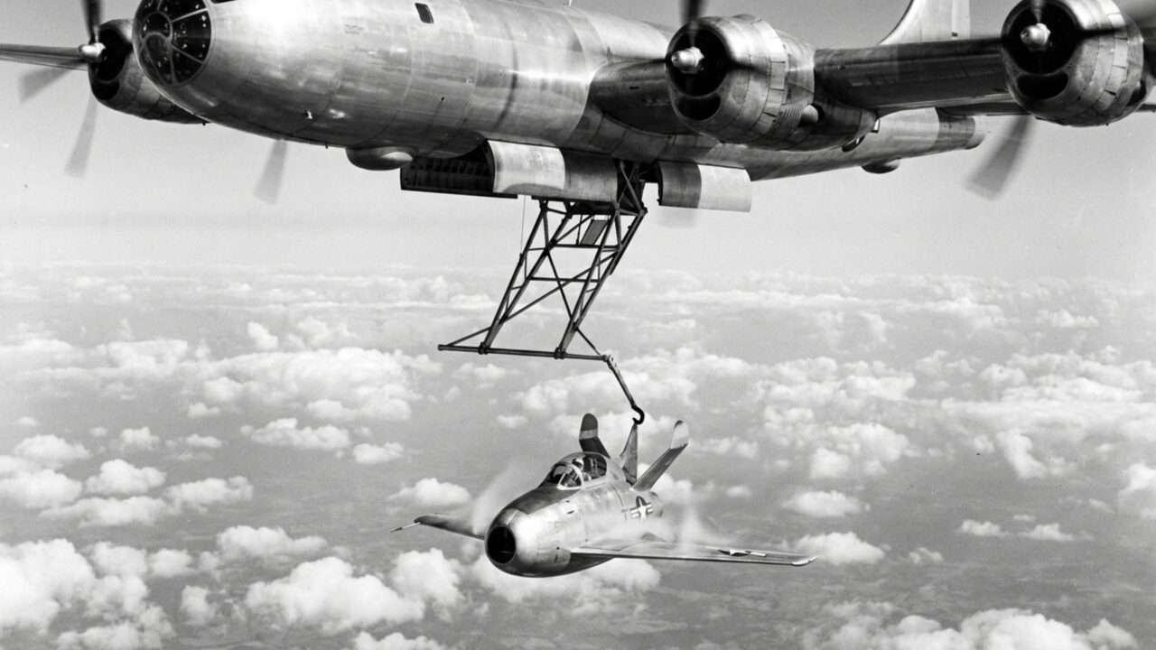 Para proteger um bombardeiro durante viagens de 10 mil milhas e 30 horas, engenheiros colocaram um pequeno caça dentro dele e criaram um jeito de recuperá-lo em pleno voo