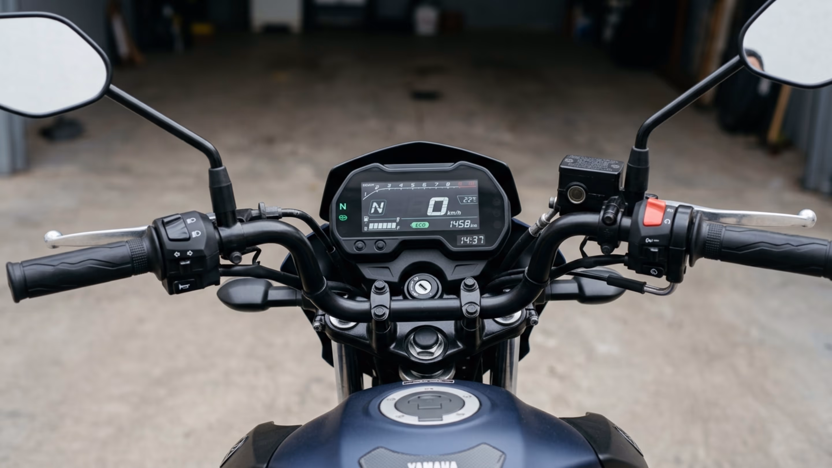 Moto urbana da Yamaha custa R$ 18.490 e usa uma luz no painel para indicar quando o piloto está gastando menos combustível