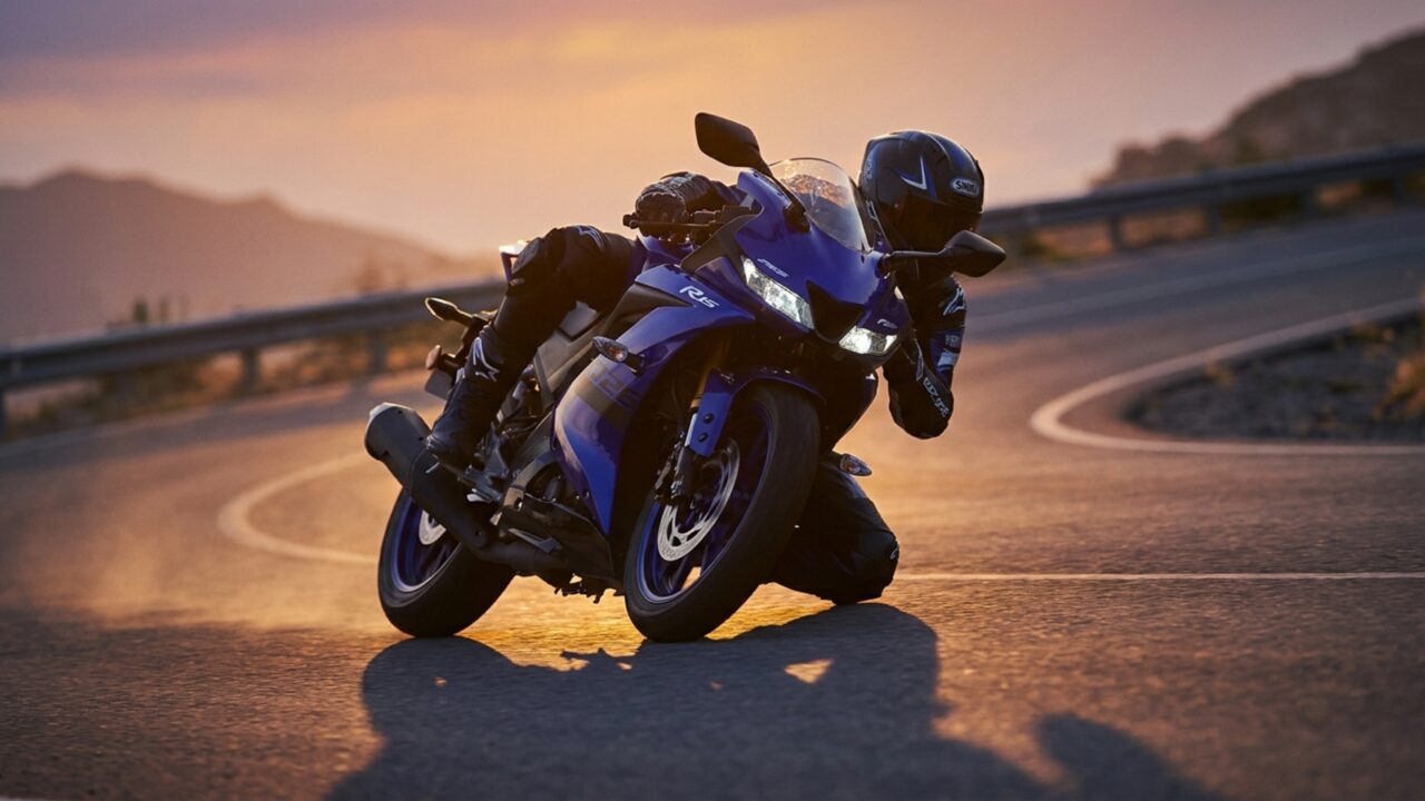 Yamaha mantém esportiva de 155 cilindradas com 18,8 cv, câmbio de 6 marchas e tecnologia usada em motos maiores da marca