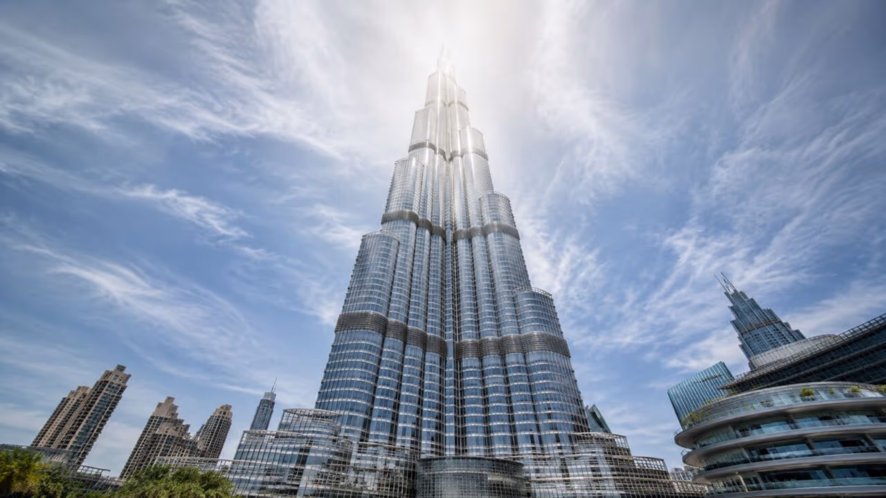 O que existe no topo do prédio mais alto do mundo, a 828 metros de altura, onde turistas quase nunca chegam