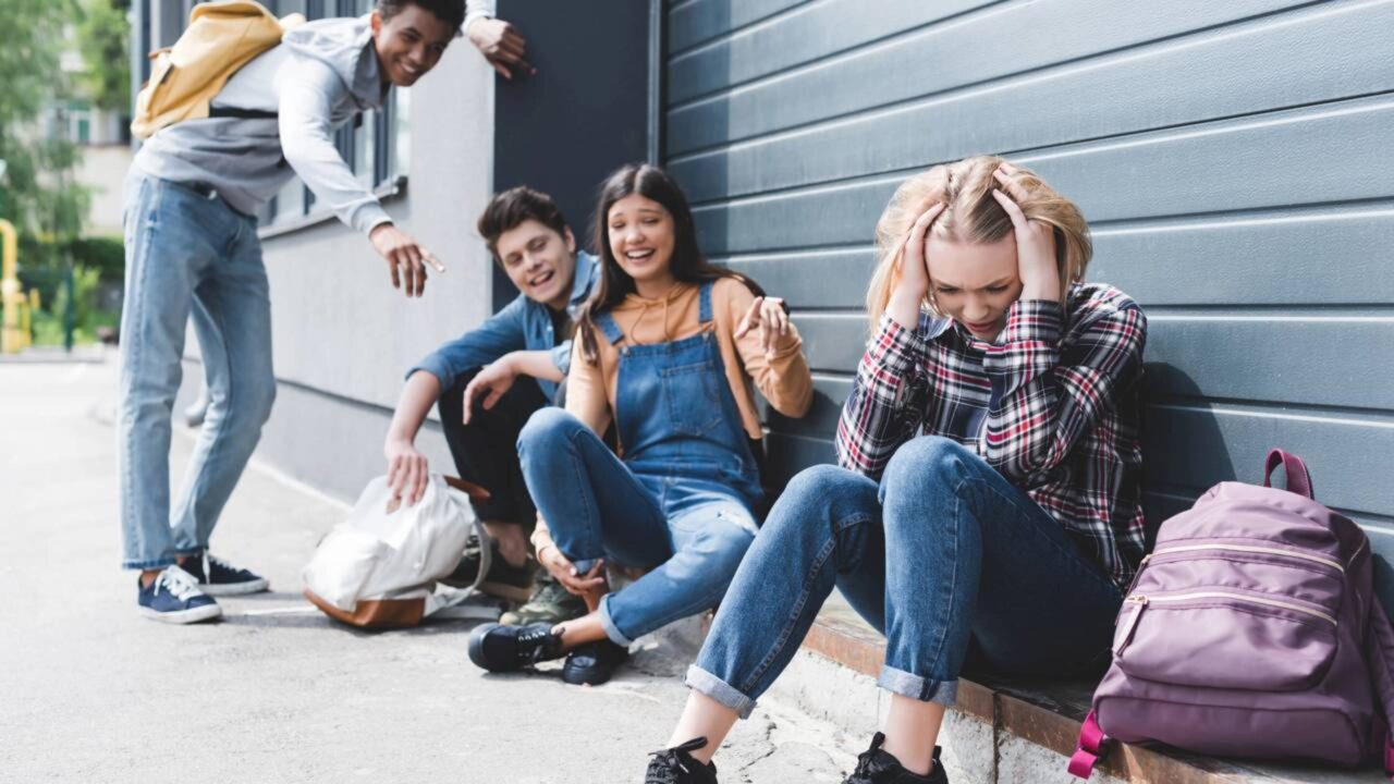 A psicologia diz que as pessoas que foram chamadas de maduras ainda na adolescência não ficaram tão sérias por escolha, mas porque aprenderam cedo a esconder as próprias necessidades