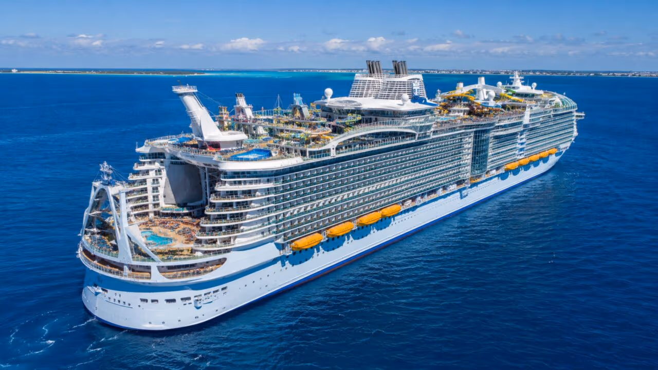 Icon of the Seas reúne 20 decks, 7 piscinas e até 7.600 pessoas em um navio que parece uma cidade navegando