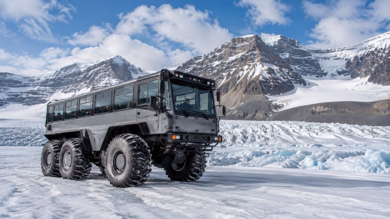 Criado para neve extrema, este ônibus gigante leva até 56 passageiros sobre geleiras onde carros comuns ficariam presos