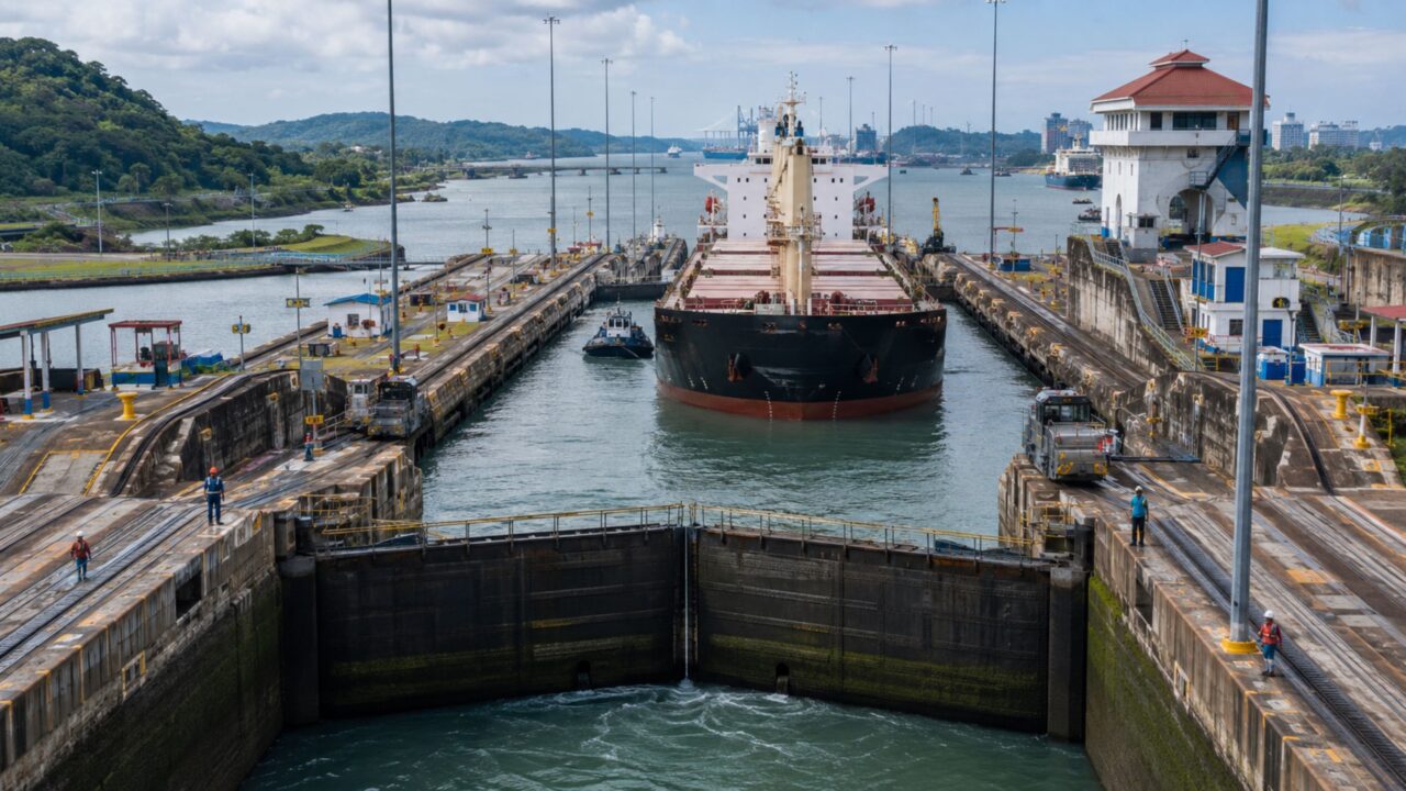 As eclusas elevam navios como degraus líquidos entre oceanos
