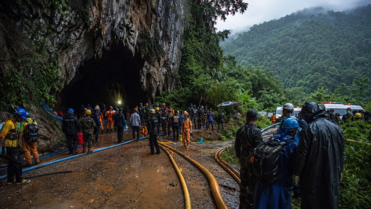 Os 12 meninos que ficaram 18 dias presos em uma caverna inundada na Tailândia e mobilizaram cerca de 10 mil pessoas