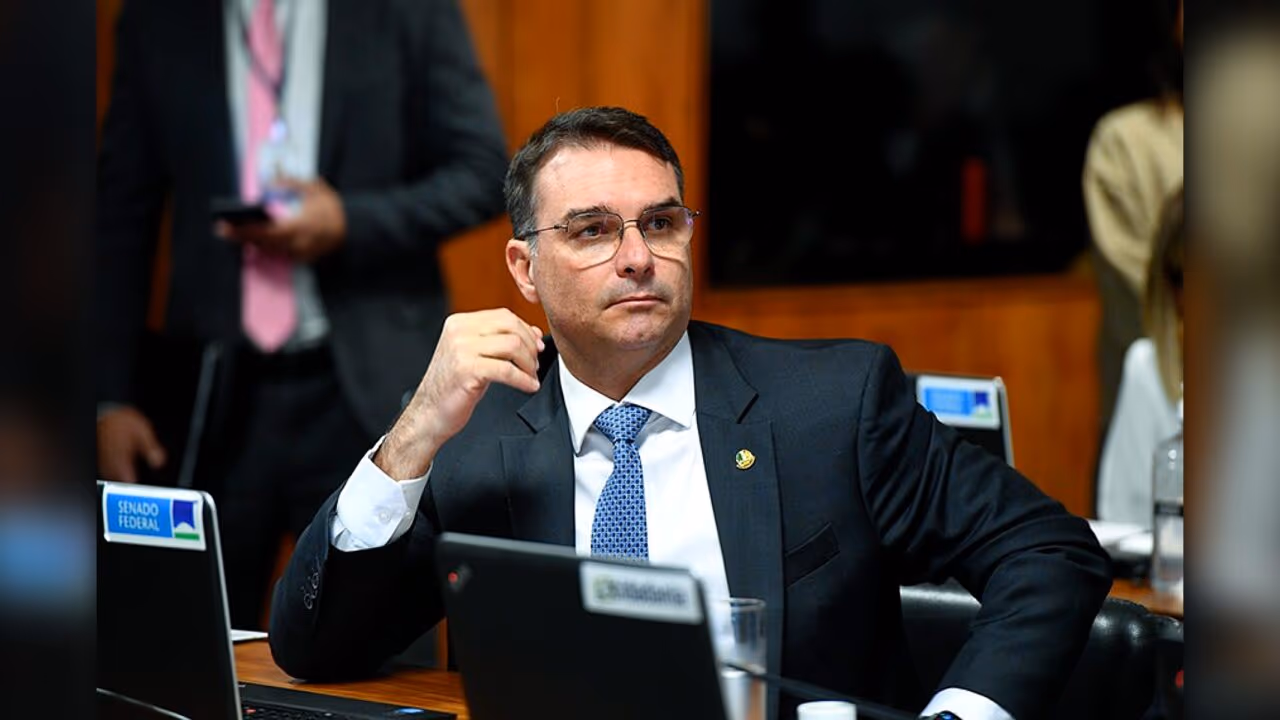 Crusoé: O senador Flávio Bolsonaro pode advogar?