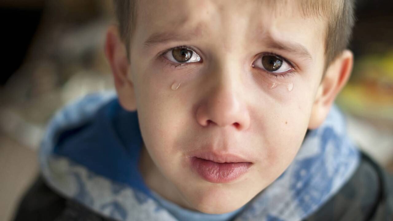 A psicologia diz que as pessoas que cresceram ouvindo “engole o choro” não ficaram frias por escolha, mas porque aprenderam cedo a esconder o que sentiam