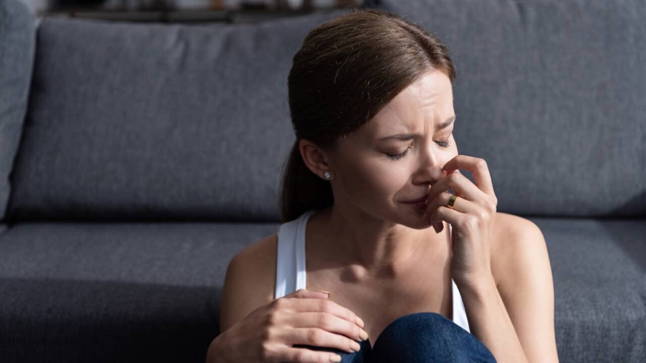 A psicologia diz que as pessoas que cresceram ouvindo “engole o choro” não ficaram frias por escolha, mas porque aprenderam cedo a esconder o que sentiam