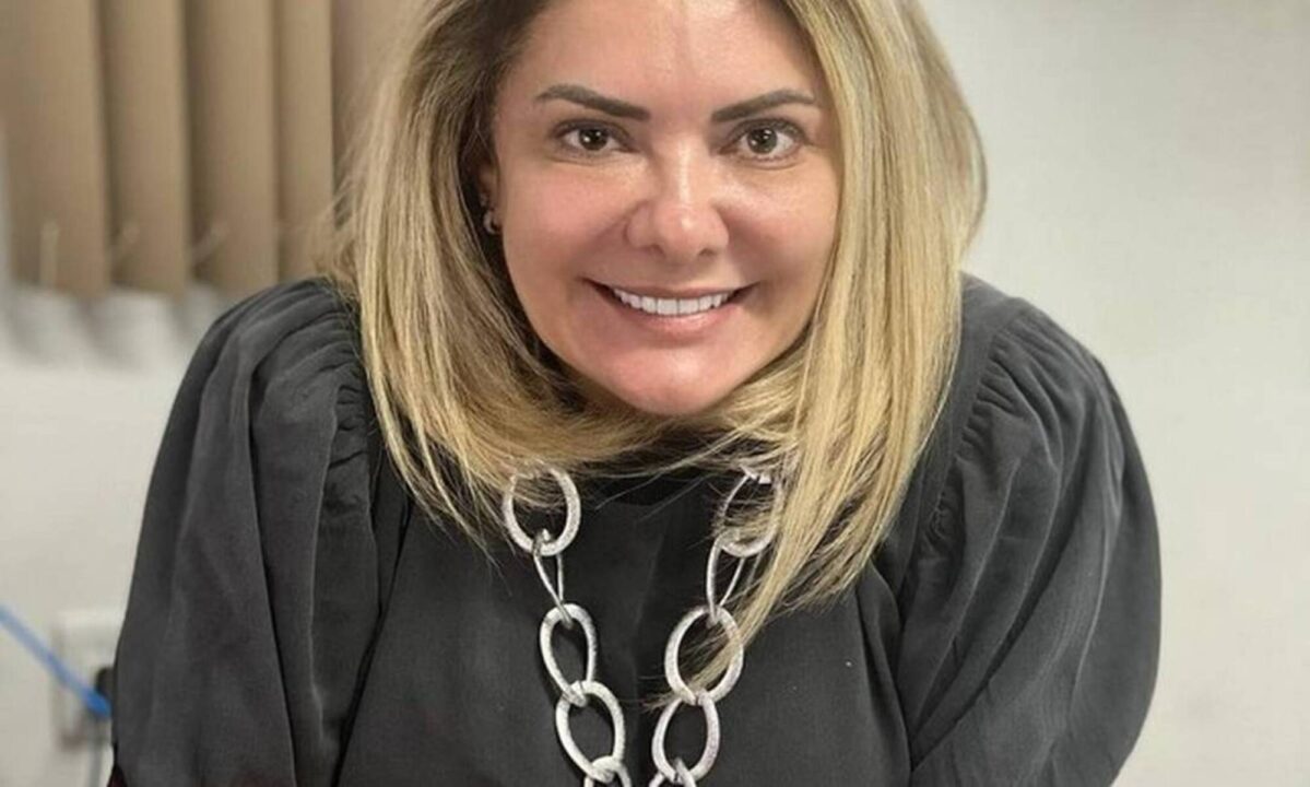 Ex-mulher de Bolsonaro tem bens bloqueados por dívida eleitoral