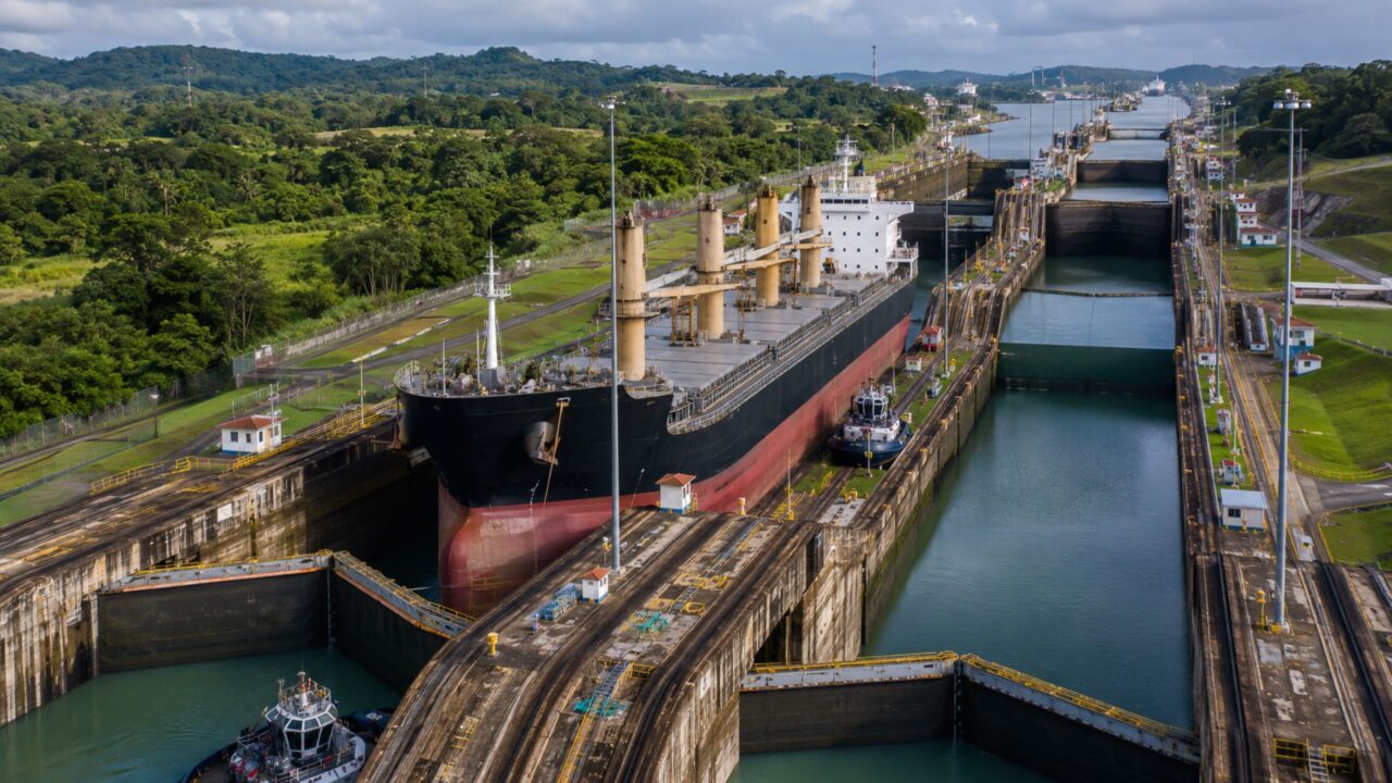 O Canal do Panamá mudou o comércio mundial porque funciona como uma escada de água gigante entre dois oceanos
