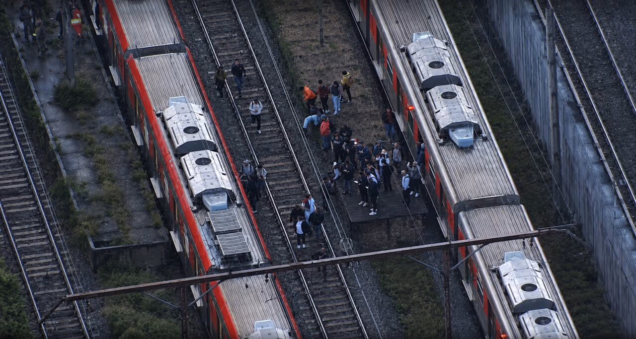Falha paralisa três linhas de trens e gera caos em SP