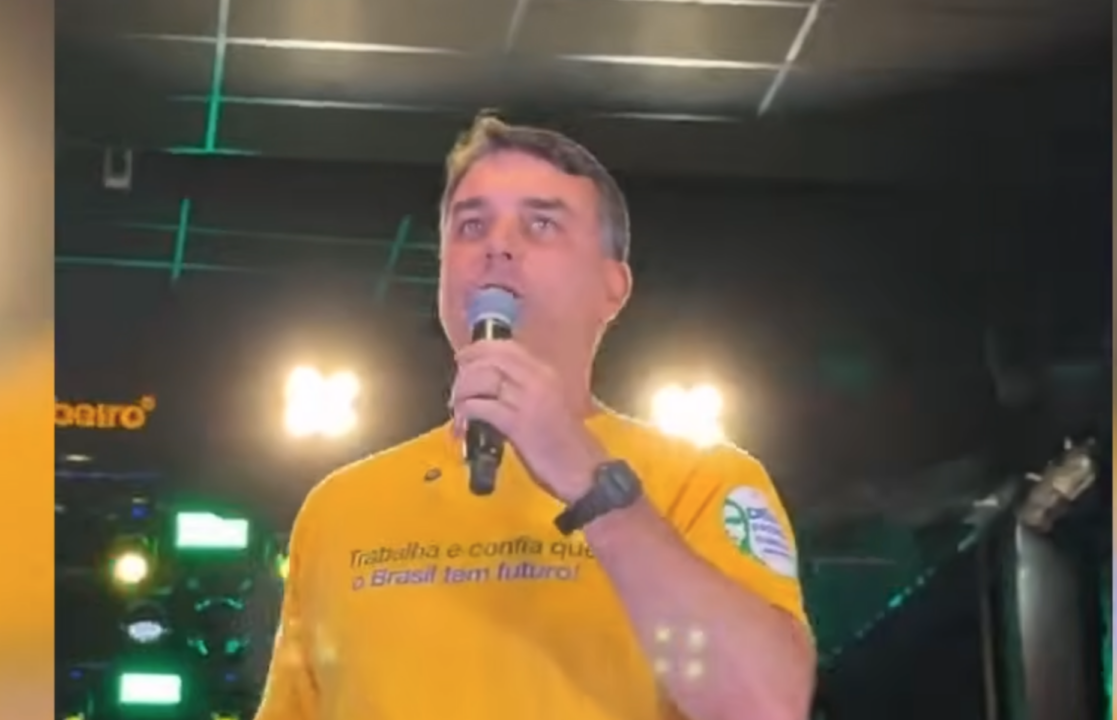 Flávio Bolsonaro pede observadores estrangeiros na eleição