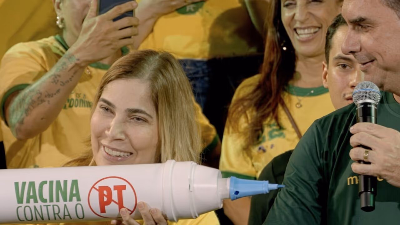Flávio Bolsonaro se vacina contra o PT